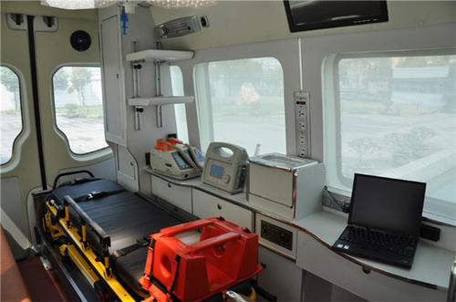 容县救护车内部